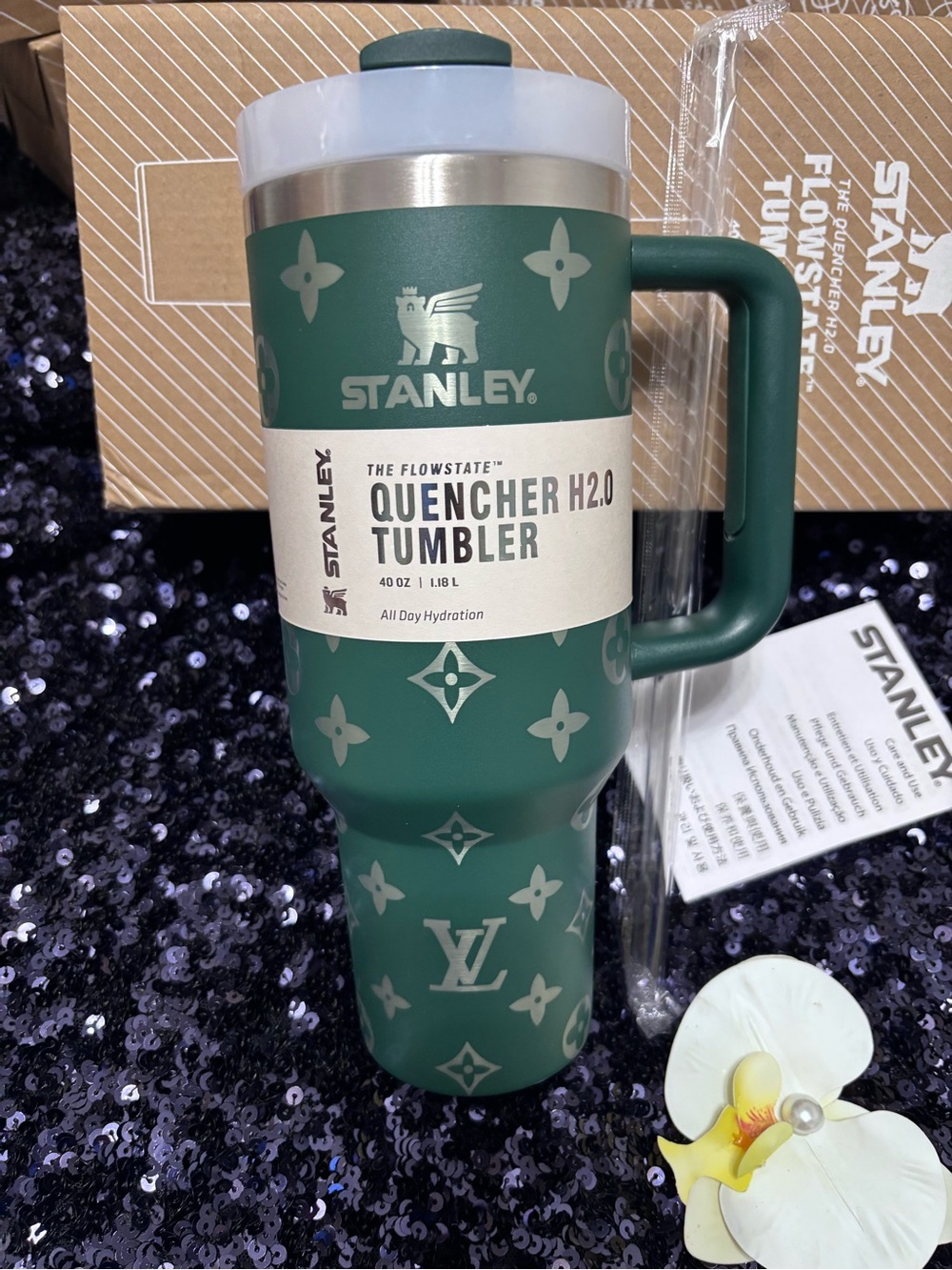 Tumbler Dark Green and silver Quencher H2.0